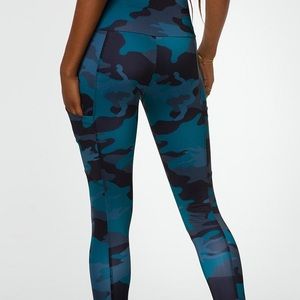 Onzie pocket legging in blue camp print. NWT!